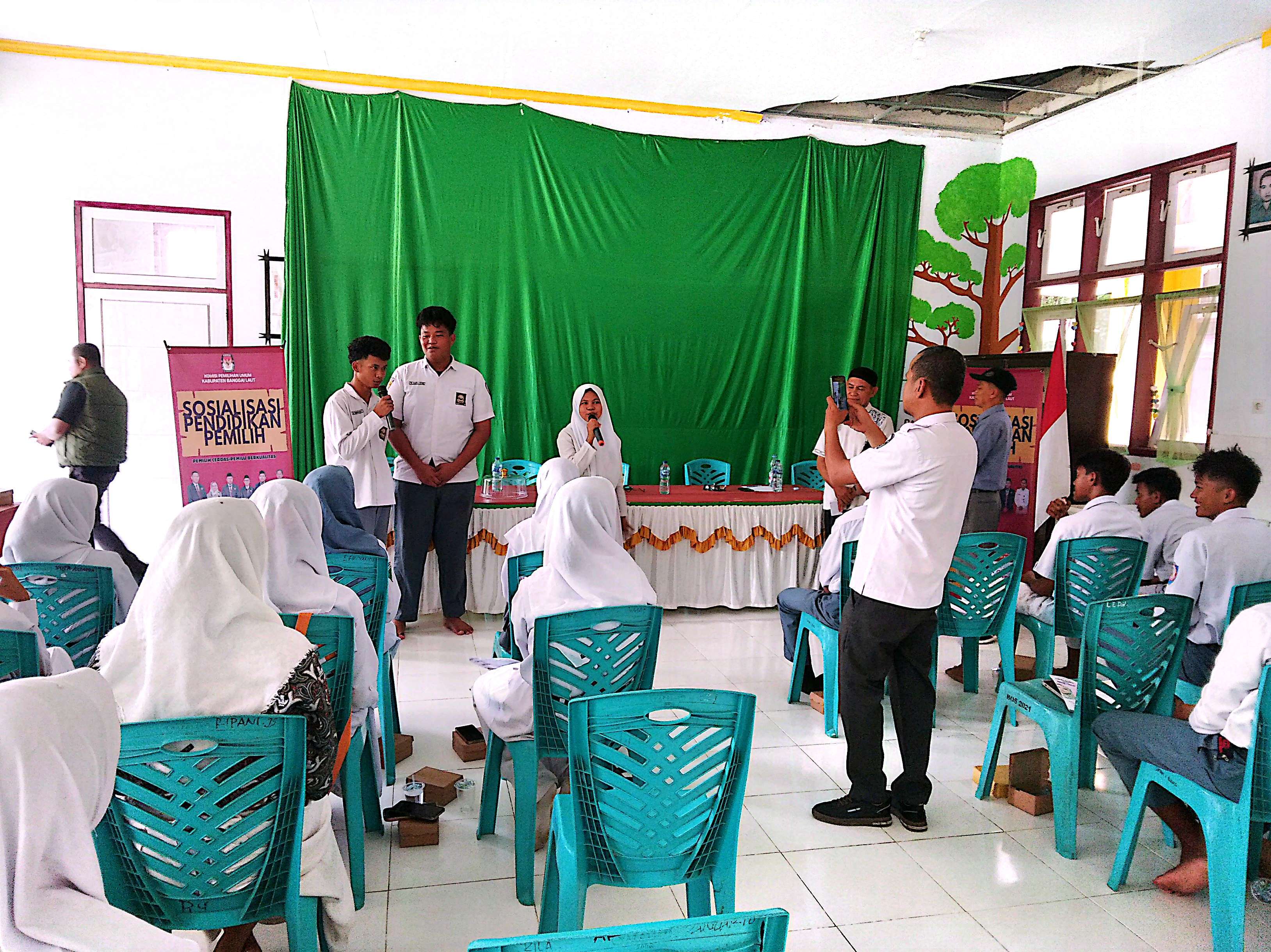 KEGIATAN SOSIALISASI PENDIDIKAN PEMILIH DI SMA NEGERI 1 BANGKURUNG